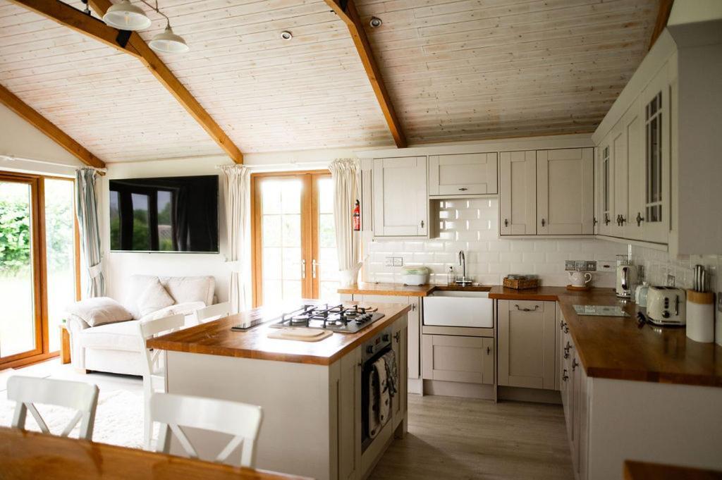 The Anchorage & The Tackleshed Hotel Llancarfan Room photo